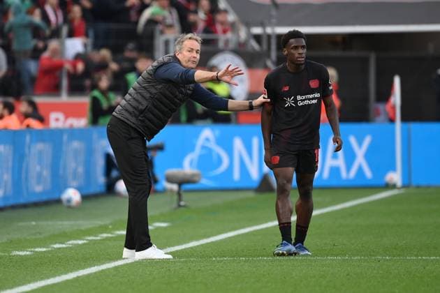 Trainer Kasper Hjulmand (Bayer 04 Leverkusen), Ernest Poku (Bayer 04 Leverkusen), v.li. 04.10.2025, Fussball 1. Bundesliga, Saison 2025 2026, 6. Spieltag, Bayer 04 Leverkusen - Union Berlin 2:0 DFL regulations prohibit any use of photographs as image sequences and or quasi-video Leverkusen BayArena Nordrhein Westfalen Deutschland