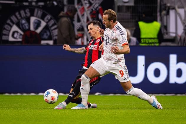 04.10.2025, xovx, Fußball Bundesliga, Eintracht Frankfurt - FC Bayern München v.l. Robin Koch (Eintracht Frankfurt), Harry Kane (FC Bayern München) (DFL DFB REGULATIONS PROHIBIT ANY USE OF PHOTOGRAPHS as IMAGE SEQUENCES and or QUASI-VIDEO) emspor Frankfurt am Main
