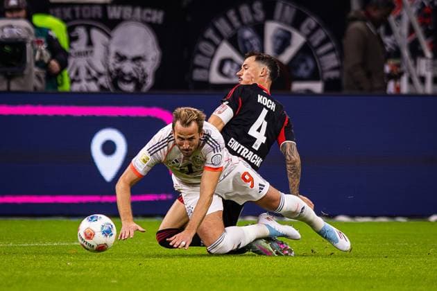 04.10.2025, xovx, Fußball Bundesliga, Eintracht Frankfurt - FC Bayern München v.l. Harry Kane (FC Bayern München), Robin Koch (Eintracht Frankfurt) (DFL DFB REGULATIONS PROHIBIT ANY USE OF PHOTOGRAPHS as IMAGE SEQUENCES and or QUASI-VIDEO) emspor Frankfurt am Main