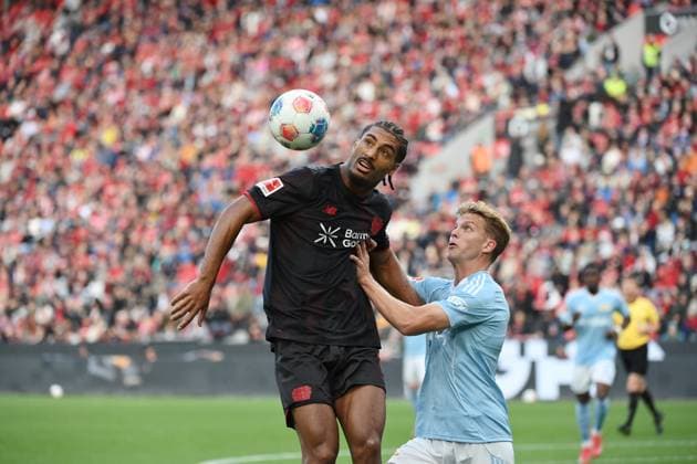 Loic Bade (Bayer 04 Leverkusen), LoÃ¯c BadÃ , li., gegen Andras Schäfer (Union Berlin) 04.10.2025, Fussball 1. Bundesliga, Saison 2025 2026, 6. Spieltag, Bayer 04 Leverkusen - Union Berlin 2:0 DFL regulations prohibit any use of photographs as image sequences and or quasi-video Leverkusen BayArena Nordrhein Westfalen Deutschland