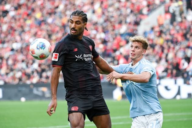 Loic Bade (Bayer 04 Leverkusen), LoÃ¯c BadÃ , li., gegen Andras Schäfer (Union Berlin) 04.10.2025, Fussball 1. Bundesliga, Saison 2025 2026, 6. Spieltag, Bayer 04 Leverkusen - Union Berlin 2:0 DFL regulations prohibit any use of photographs as image sequences and or quasi-video Leverkusen BayArena Nordrhein Westfalen Deutschland