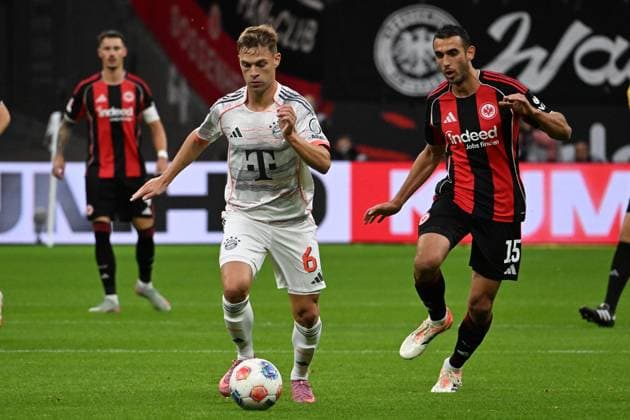 04.10.2025, xsltx, Fussball 1.Bundesliga, Eintracht Frankfurt - FC Bayern München v.l. Joshua Kimmich (FC Bayern Muenchen) Ellyes Skhiri (Eintracht Frankfurt) Zweikampf, Aktion, action, battle for the ball (DFL DFB REGULATIONS PROHIBIT ANY USE OF PHOTOGRAPHS as IMAGE SEQUENCES and or QUASI-VIDEO) Frankfurt am Main