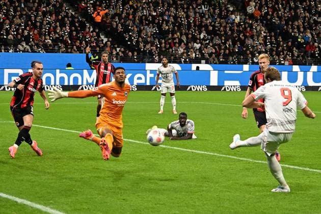 04.10.2025, xsltx, Fussball 1.Bundesliga, Eintracht Frankfurt - FC Bayern München v.l. Kaua Santos (Eintracht Frankfurt) Harry Kane (FC Bayern Muenchen) (DFL DFB REGULATIONS PROHIBIT ANY USE OF PHOTOGRAPHS as IMAGE SEQUENCES and or QUASI-VIDEO) Frankfurt am Main