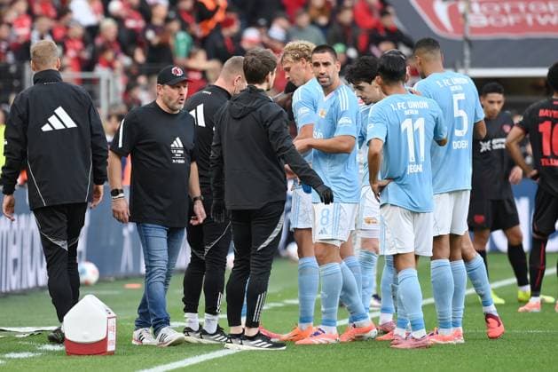 Trainer Steffen Baumgart (Union Berlin), li., mit seinen Spielern 04.10.2025, Fussball 1. Bundesliga, Saison 2025 2026, 6. Spieltag, Bayer 04 Leverkusen - Union Berlin 2:0 DFL regulations prohibit any use of photographs as image sequences and or quasi-video Leverkusen BayArena Nordrhein Westfalen Deutschland
