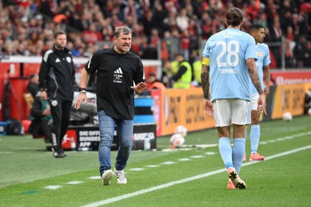 Trainer Steffen Baumgart (Union Berlin) mit Christopher Trimmel (Union Berlin) 04.10.2025, Fussball 1. Bundesliga, Saison 2025 2026, 6. Spieltag, Bayer 04 Leverkusen - Union Berlin 2:0 DFL regulations prohibit any use of photographs as image sequences and or quasi-video Leverkusen BayArena Nordrhein Westfalen Deutschland