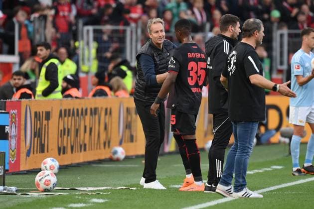 Trainer Kasper Hjulmand (Bayer 04 Leverkusen) mit Christian Kofane (Bayer 04 Leverkusen) 04.10.2025, Fussball 1. Bundesliga, Saison 2025 2026, 6. Spieltag, Bayer 04 Leverkusen - Union Berlin 2:0 DFL regulations prohibit any use of photographs as image sequences and or quasi-video Leverkusen BayArena Nordrhein Westfalen Deutschland