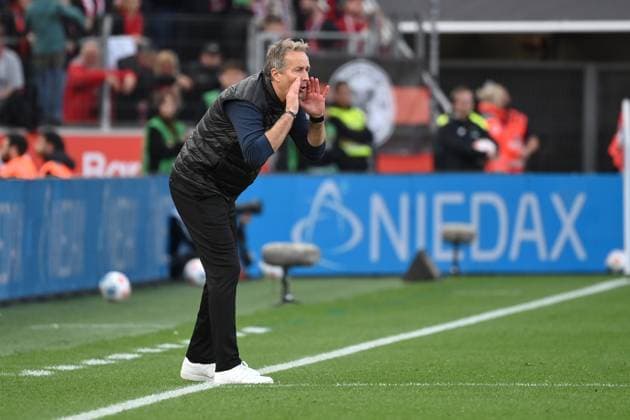 Trainer Kasper Hjulmand (Bayer 04 Leverkusen) 04.10.2025, Fussball 1. Bundesliga, Saison 2025 2026, 6. Spieltag, Bayer 04 Leverkusen - Union Berlin 2:0 DFL regulations prohibit any use of photographs as image sequences and or quasi-video Leverkusen BayArena Nordrhein Westfalen Deutschland