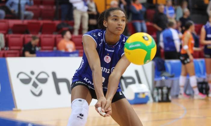 Stuttgart , Volleyball Hummel Cup Allianz MTV Stuttgart vs-Viteos NUC Neuchatel , Leilani Slacanin ( Allianz )