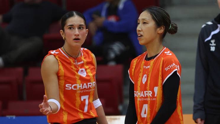Stuttgart , Volleyball Hummel Cup Allianz MTV Stuttgart vs-Viteos NUC Neuchatel , von links: Fabiana Mottis Yurika Bamba ( Allianz )