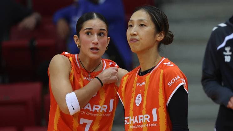 Stuttgart , Volleyball Hummel Cup Allianz MTV Stuttgart vs-Viteos NUC Neuchatel , von links: Fabiana Mottis Yurika Bamba ( Allianz )