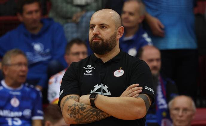 Stuttgart , Volleyball Hummel Cup Allianz MTV Stuttgart vs-Viteos NUC Neuchatel , Trainer Konstantin Bitter ( Allianz )