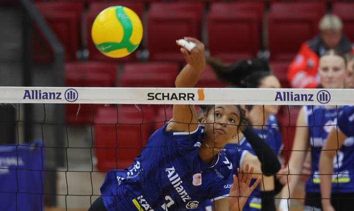 Stuttgart , Volleyball Hummel Cup Allianz MTV Stuttgart vs-Viteos NUC Neuchatel , Leilani Slacacin ( Allianz )