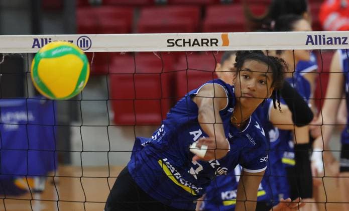 Stuttgart , Volleyball Hummel Cup Allianz MTV Stuttgart vs-Viteos NUC Neuchatel , Leilani Slacanin ( Allianz )