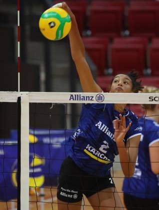 Stuttgart , Volleyball Hummel Cup Allianz MTV Stuttgart vs-Viteos NUC Neuchatel , Leilani Slacanin ( Allianz )