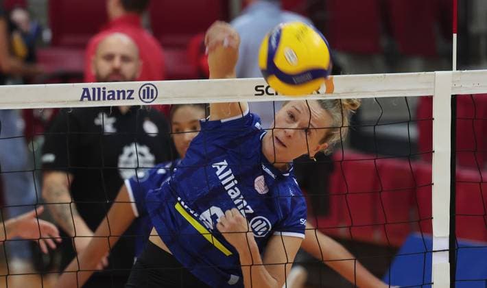 Stuttgart , Volleyball Hummel Cup Allianz MTV Stuttgart vs-Viteos NUC Neuchatel , Antonia Stautz ( Allianz )