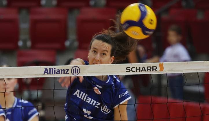 Stuttgart , Volleyball Hummel Cup Allianz MTV Stuttgart vs-Viteos NUC Neuchatel , Lydia Grote ( Allianz )