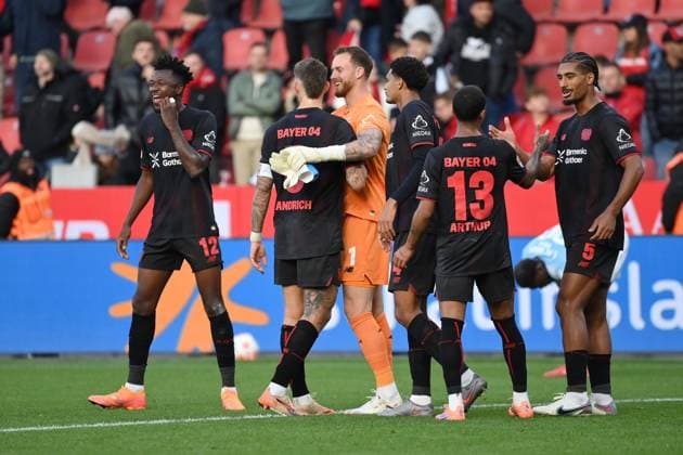 Jubel nach dem Abpfiff, v.li., Edmond Tapsoba (Bayer 04 Leverkusen), Robert Andrich (Bayer 04 Leverkusen), Torwart Mark Flekken (Bayer 04 Leverkusen), Jarell Quansah (Bayer 04 Leverkusen), Arthur (Bayer 04 Leverkusen), Loic Bade (Bayer 04 Leverkusen), LoÃ¯c BadÃ 04.10.2025, Fussball 1. Bundesliga, Saison 2025 2026, 6. Spieltag, Bayer 04 Leverkusen - Union Berlin 2:0 DFL regulations prohibit any use of photographs as image sequences and or quasi-video Leverkusen BayArena Nordrhein Westfalen Deutschland