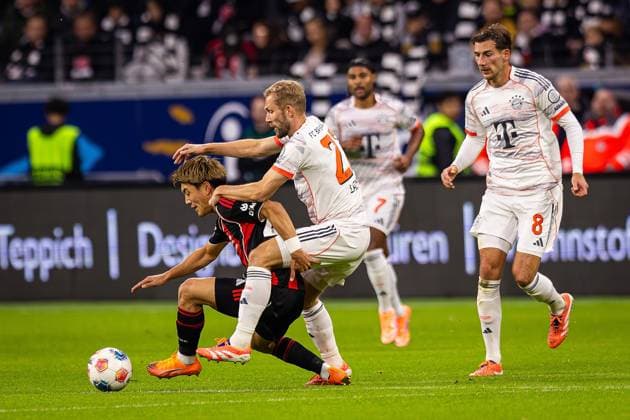 04.10.2025, xovx, Fußball Bundesliga, Eintracht Frankfurt - FC Bayern München v.l. Ritsu Doan (Eintracht Frankfurt), Konrad Laimer (FC Bayern München), Leon Goretzka (FC Bayern München) (DFL DFB REGULATIONS PROHIBIT ANY USE OF PHOTOGRAPHS as IMAGE SEQUENCES and or QUASI-VIDEO) emspor Frankfurt am Main
