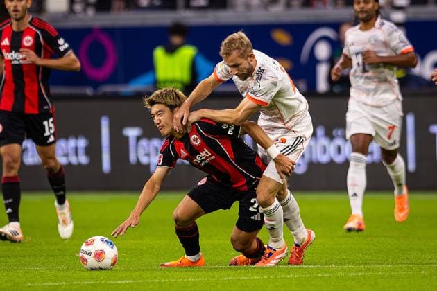 04.10.2025, xovx, Fußball Bundesliga, Eintracht Frankfurt - FC Bayern München Zweikampf zwischen v.l. Ritsu Doan (Eintracht Frankfurt) und Konrad Laimer (FC Bayern München) (DFL DFB REGULATIONS PROHIBIT ANY USE OF PHOTOGRAPHS as IMAGE SEQUENCES and or QUASI-VIDEO) emspor Frankfurt am Main