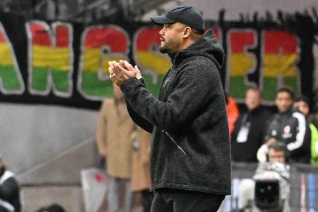 04.10.2025, xsltx, Fussball 1.Bundesliga, Eintracht Frankfurt - FC Bayern München v.l. Trainer head coach Vincent Kompany (FC Bayern Muenchen) gibt Anweisungen, gestikuliert, mit den Armen gestikulieren gives instructions, gesticulate (DFL DFB REGULATIONS PROHIBIT ANY USE OF PHOTOGRAPHS as IMAGE SEQUENCES and or QUASI-VIDEO) Frankfurt am Main