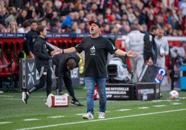 Fußball, Herren, Saison 2025 2026, 1. Bundesliga (1. Spieltag), Bayer 04 Leverkusen - 1. FC Union Berlin, Trainer Steffen Baumgart (1. FC Union Berlin) fordert die eigenen Fans von Union auf, die Gesänge gegen den verletzten Alejandro Grimaldo (Bayer 04 Leverkusen Steh auf, du Sau) zu unterlassen, 04.10. 2025, Copyright: xMatthiasxKochx
