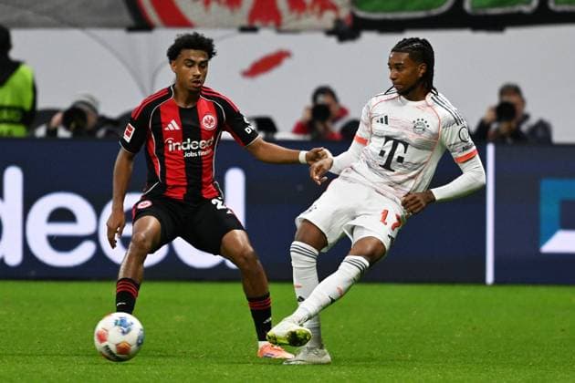 04.10.2025, xsltx, Fussball 1.Bundesliga, Eintracht Frankfurt - FC Bayern München v.l. Nathaniel Brown (Eintracht Frankfurt) Michael Olise (FC Bayern Muenchen) Zweikampf, Aktion, action, battle for the ball (DFL DFB REGULATIONS PROHIBIT ANY USE OF PHOTOGRAPHS as IMAGE SEQUENCES and or QUASI-VIDEO) Frankfurt am Main