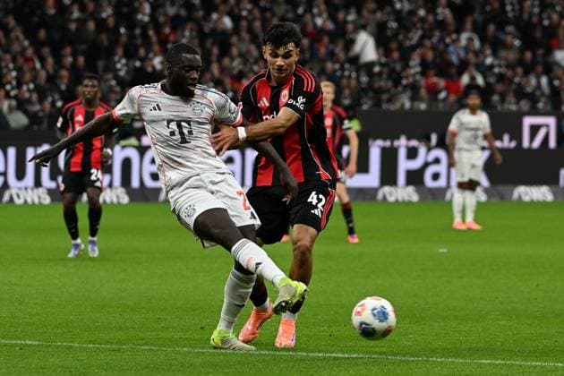 04.10.2025, xsltx, Fussball 1.Bundesliga, Eintracht Frankfurt - FC Bayern München v.l. Dayot Upamecano (FC Bayern Muenchen) Can Uzun (Eintracht Frankfurt) Zweikampf, Aktion, action, battle for the ball (DFL DFB REGULATIONS PROHIBIT ANY USE OF PHOTOGRAPHS as IMAGE SEQUENCES and or QUASI-VIDEO) Frankfurt am Main