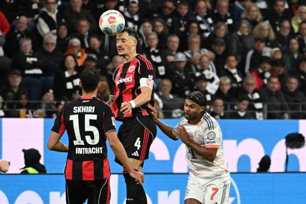 04.10.2025, xsltx, Fussball 1.Bundesliga, Eintracht Frankfurt - FC Bayern München v.l. Ellyes Skhiri (Eintracht Frankfurt) Robin Koch (Eintracht Frankfurt) Serge Gnabry (FC Bayern Muenchen) Zweikampf, Aktion, action, battle for the ball (DFL DFB REGULATIONS PROHIBIT ANY USE OF PHOTOGRAPHS as IMAGE SEQUENCES and or QUASI-VIDEO) Frankfurt am Main