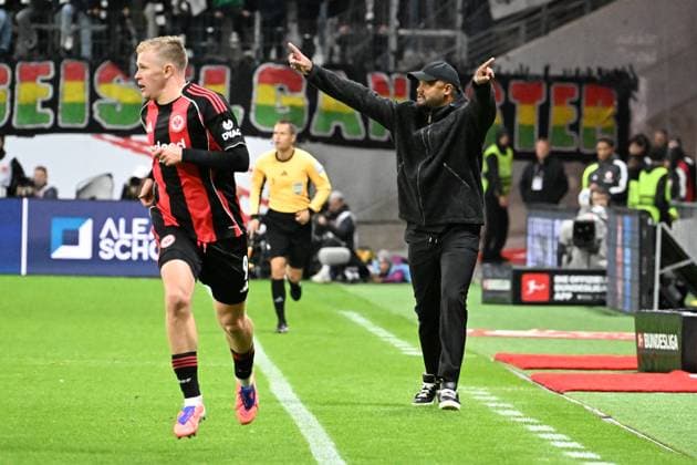 04.10.2025, xsltx, Fussball 1.Bundesliga, Eintracht Frankfurt - FC Bayern München v.l. Jonathan Jonny Burkardt (Eintracht Frankfurt) Trainer head coach Vincent Kompany (FC Bayern Muenchen) (DFL DFB REGULATIONS PROHIBIT ANY USE OF PHOTOGRAPHS as IMAGE SEQUENCES and or QUASI-VIDEO) Frankfurt am Main