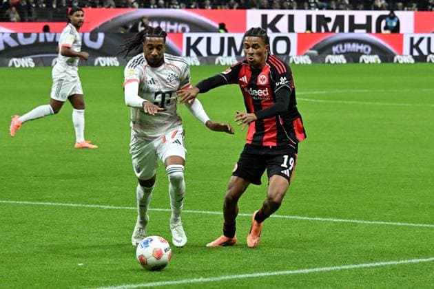 04.10.2025, xsltx, Fussball 1.Bundesliga, Eintracht Frankfurt - FC Bayern München v.l. Michael Olise (FC Bayern Muenchen) Jean-Matteo Bahoya (Eintracht Frankfurt) Zweikampf, Aktion, action, battle for the ball (DFL DFB REGULATIONS PROHIBIT ANY USE OF PHOTOGRAPHS as IMAGE SEQUENCES and or QUASI-VIDEO) Frankfurt am Main