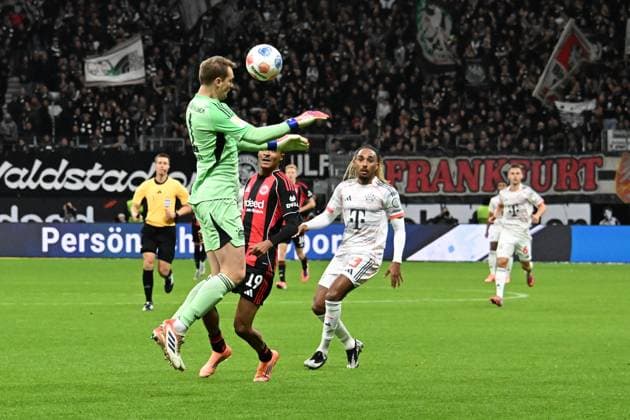 04.10.2025, xsltx, Fussball 1.Bundesliga, Eintracht Frankfurt - FC Bayern München v.l. Manuel Neuer (FC Bayern Muenchen) Jean-Matteo Bahoya (Eintracht Frankfurt) Sacha Boey (FC Bayern Muenchen) Zweikampf, Aktion, action, battle for the ball (DFL DFB REGULATIONS PROHIBIT ANY USE OF PHOTOGRAPHS as IMAGE SEQUENCES and or QUASI-VIDEO) Frankfurt am Main