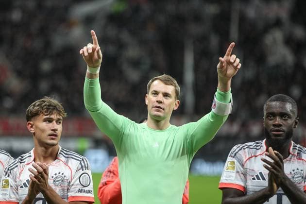 Manuel Neuer (FC Bayern Muenchen, Torwart 01) bei den Fans mit Tom Bischof (FC Bayern Muenchen, 20) und Dayot Upamecano (FC Bayern Muenchen, 02), GER, Eintracht Frankfurt vs. 1. FC Bayern Muenchen, 1. Bundesliga, 6. Spieltag, 2025 2026, 04.10.2025, DFL REGULATIONS PROHIBIT ANY USE OF PHOTOGRAPHS AS IMAGE SEQUENCES AND OR QUASI-VIDEO, GER, Eintracht Frankfurt vs. 1. FC Bayern Muenchen, 1. Bundesliga, 6. Spieltag, 2025 2026, 04.10.2025 Frankfurt *** Manuel Neuer FC Bayern Muenchen, goalkeeper 01 with the fans with Tom Bischof FC Bayern Muenchen, 20 and Dayot Upamecano FC Bayern Muenchen, 02 , GER, Eintracht Frankfurt vs 1 FC Bayern Muenchen, 1 Bundesliga, Matchday 6, 2025 2026, 04 10 2025, DFL REGULATES PROHIBIT ANY USE OF PHOTOGRAPHS AS IMAGE SEQUENCES AND OR QUASI VIDEO, GER, Eintracht Frankfurt vs 1 FC Bayern Muenchen, 1 Bundesliga, Matchday 6, 2025 2026, 04 10 2025 Frankfurt Copyright: xEibner-Pressefoto JanxPrihodax EP_JPA