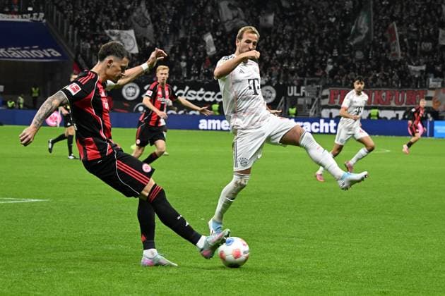 04.10.2025, xsltx, Fussball 1.Bundesliga, Eintracht Frankfurt - FC Bayern München v.l. Robin Koch (Eintracht Frankfurt) Harry Kane (FC Bayern Muenchen) Zweikampf, Aktion, action, battle for the ball (DFL DFB REGULATIONS PROHIBIT ANY USE OF PHOTOGRAPHS as IMAGE SEQUENCES and or QUASI-VIDEO) Frankfurt am Main