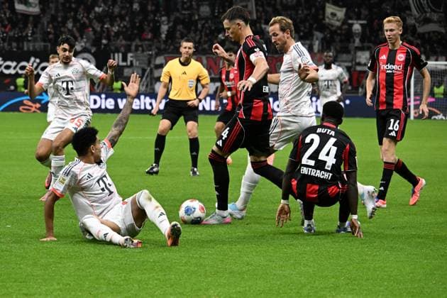 04.10.2025, xsltx, Fussball 1.Bundesliga, Eintracht Frankfurt - FC Bayern München v.l. Aleksandar Pavlovic (FC Bayern Muenchen) Luis Diaz (FC Bayern Muenchen) Robin Koch (Eintracht Frankfurt) Harry Kane (FC Bayern Muenchen) AurÃ lio Buta (Eintracht Frankfurt) Hugo Larsson (Eintracht Frankfurt) Zweikampf, Aktion, action, battle for the ball (DFL DFB REGULATIONS PROHIBIT ANY USE OF PHOTOGRAPHS as IMAGE SEQUENCES and or QUASI-VIDEO) Frankfurt am Main