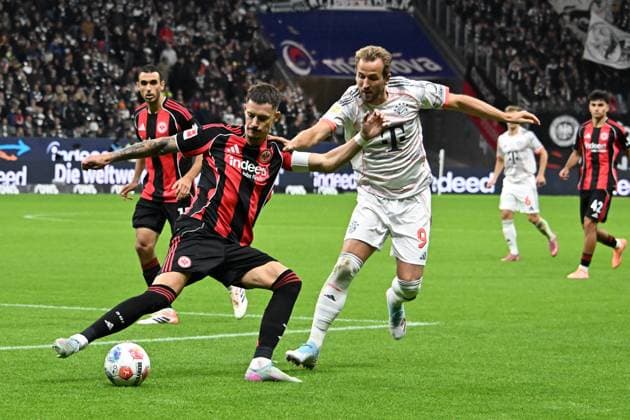 04.10.2025, xsltx, Fussball 1.Bundesliga, Eintracht Frankfurt - FC Bayern München v.l. Robin Koch (Eintracht Frankfurt) Harry Kane (FC Bayern Muenchen) Zweikampf, Aktion, action, battle for the ball (DFL DFB REGULATIONS PROHIBIT ANY USE OF PHOTOGRAPHS as IMAGE SEQUENCES and or QUASI-VIDEO) Frankfurt am Main