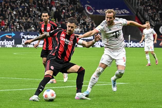 04.10.2025, xsltx, Fussball 1.Bundesliga, Eintracht Frankfurt - FC Bayern München v.l. Robin Koch (Eintracht Frankfurt) Harry Kane (FC Bayern Muenchen) Zweikampf, Aktion, action, battle for the ball (DFL DFB REGULATIONS PROHIBIT ANY USE OF PHOTOGRAPHS as IMAGE SEQUENCES and or QUASI-VIDEO) Frankfurt am Main