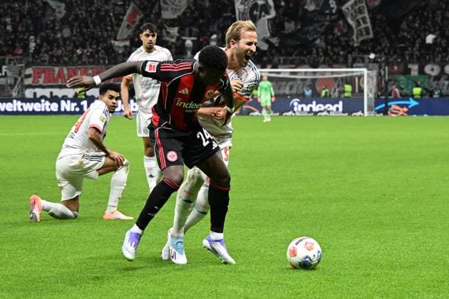 04.10.2025, xsltx, Fussball 1.Bundesliga, Eintracht Frankfurt - FC Bayern München v.l. Harry Kane (FC Bayern Muenchen) AurÃ lio Buta (Eintracht Frankfurt) Zweikampf, Aktion, action, battle for the ball (DFL DFB REGULATIONS PROHIBIT ANY USE OF PHOTOGRAPHS as IMAGE SEQUENCES and or QUASI-VIDEO) Frankfurt am Main