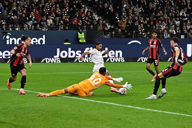 04.10.2025, xsltx, Fussball 1.Bundesliga, Eintracht Frankfurt - FC Bayern München v.l. Arthur Theate (Eintracht Frankfurt) Kaua Santos (Eintracht Frankfurt) Serge Gnabry (FC Bayern Muenchen) Nathaniel Brown (Eintracht Frankfurt) Robin Koch (Eintracht Frankfurt) Zweikampf, Aktion, action, battle for the ball (DFL DFB REGULATIONS PROHIBIT ANY USE OF PHOTOGRAPHS as IMAGE SEQUENCES and or QUASI-VIDEO) Frankfurt am Main