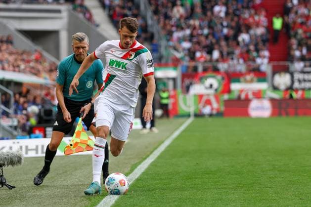 Robin Fellhauer 19 (FC Augsburg), FC Augsburg vs. VfL Wolfsburg, Fussball, 1. Bundesliga, 6. Spieltag, 04.10.2025 DFB regulations prohibit any use of photographs as image sequences and or quasi-video Augsburg Bayern Deutschland