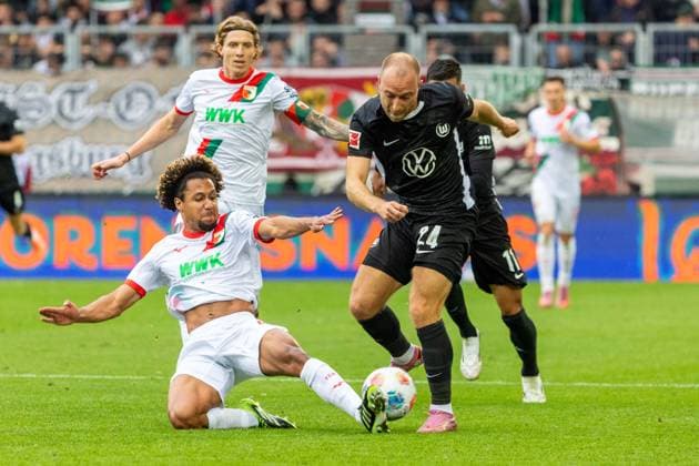 Augsburg vs. VfL, 1. BL Augsburg, 04.10.2025, FUßBALL - FC Augsburg vs. VfL Wolfsburg, 1. BL, Saison 2025 26. Kristijan Jakic (FC Augsburg), Han-Noah Massengo (FC Augsburg), Joakim Maehle (VfL Wolfsburg), Christian Eriksen (VfL Wolfsburg), Augsburg