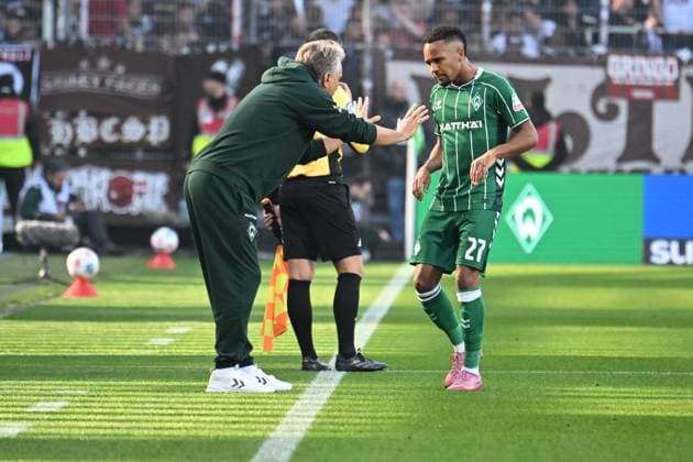 GER, 1. FBL, SV Werder Bremen vs FC St. Pauli 04.10.2025, Weserstadion, Bremen, GER, 1. FBL, SV Werder Bremen vs FC St. Pauli im Bild Horst Steffen (SV Werder Bremen Trainer); Felix Agu (Werder Bremen 27); erhält Anweisungen