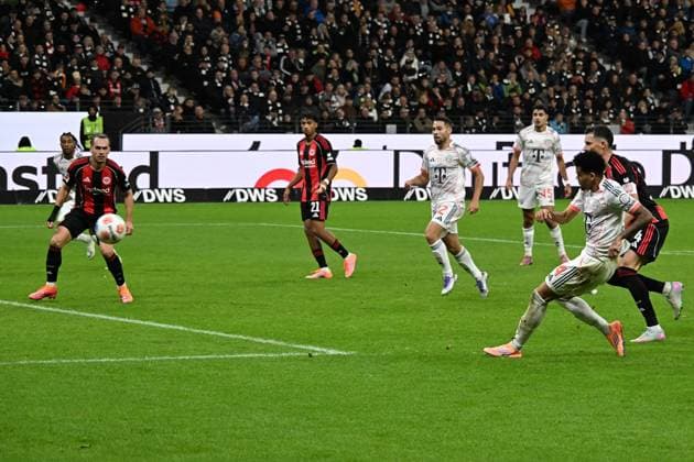 04.10.2025, xsltx, Fussball 1.Bundesliga, Eintracht Frankfurt - FC Bayern München v.l. Luis Diaz (FC Bayern Muenchen) Torschuetze, erzielt das Tor, Treffer, scores the goal 0:3 (DFL DFB REGULATIONS PROHIBIT ANY USE OF PHOTOGRAPHS as IMAGE SEQUENCES and or QUASI-VIDEO) Frankfurt am Main