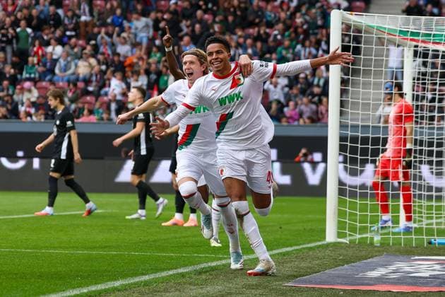Torjubel von Kristijan Jakic 17 (FC Augsburg), Noahkai Banks 40 (FC Augsburg) zum 1:0, FC Augsburg vs. VfL Wolfsburg, Fussball, 1. Bundesliga, 6. Spieltag, 04.10.2025 DFB regulations prohibit any use of photographs as image sequences and or quasi-video Augsburg Bayern Deutschland