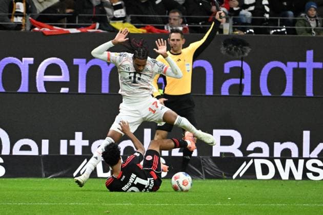 04.10.2025, xsltx, Fussball 1.Bundesliga, Eintracht Frankfurt - FC Bayern München v.l. Michael Olise (FC Bayern Muenchen) Nathaniel Brown (Eintracht Frankfurt) Zweikampf, Aktion, action, battle for the ball (DFL DFB REGULATIONS PROHIBIT ANY USE OF PHOTOGRAPHS as IMAGE SEQUENCES and or QUASI-VIDEO) Frankfurt am Main