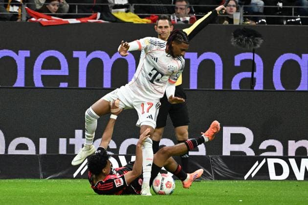 04.10.2025, xsltx, Fussball 1.Bundesliga, Eintracht Frankfurt - FC Bayern München v.l. Michael Olise (FC Bayern Muenchen) Nathaniel Brown (Eintracht Frankfurt) Zweikampf, Aktion, action, battle for the ball (DFL DFB REGULATIONS PROHIBIT ANY USE OF PHOTOGRAPHS as IMAGE SEQUENCES and or QUASI-VIDEO) Frankfurt am Main