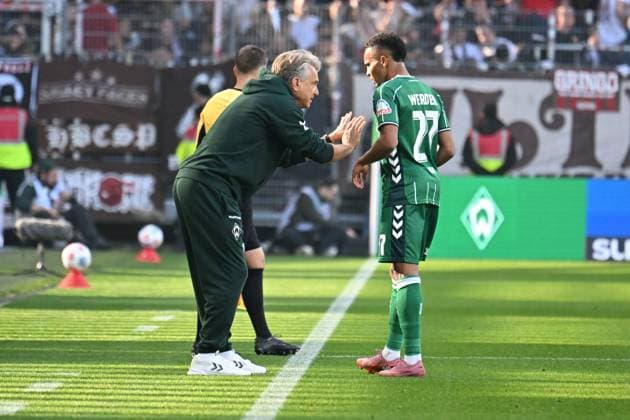 GER, 1. FBL, SV Werder Bremen vs FC St. Pauli 04.10.2025, Weserstadion, Bremen, GER, 1. FBL, SV Werder Bremen vs FC St. Pauli im Bild Horst Steffen (SV Werder Bremen Trainer); Felix Agu (Werder Bremen 27); erhält Anweisungen