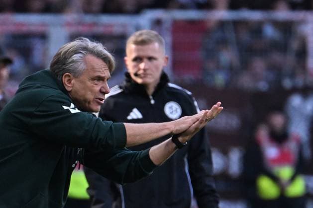 GER, 1. FBL, SV Werder Bremen vs FC St. Pauli 04.10.2025, Weserstadion, Bremen, GER, 1. FBL, SV Werder Bremen vs FC St. Pauli im Bild Horst Steffen (SV Werder Bremen Trainer); Gestik, Mimik, Emotionen in der Cochingzone am Spielfeldrand,