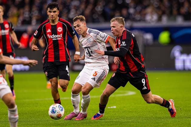 04.10.2025, xovx, Fußball Bundesliga, Eintracht Frankfurt - FC Bayern München v.l. Can Uzun (Eintracht Frankfurt), Joshua Kimmich (FC Bayern München), Jonathan Burkardt (Eintracht Frankfurt) (DFL DFB REGULATIONS PROHIBIT ANY USE OF PHOTOGRAPHS as IMAGE SEQUENCES and or QUASI-VIDEO) emspor Frankfurt am Main