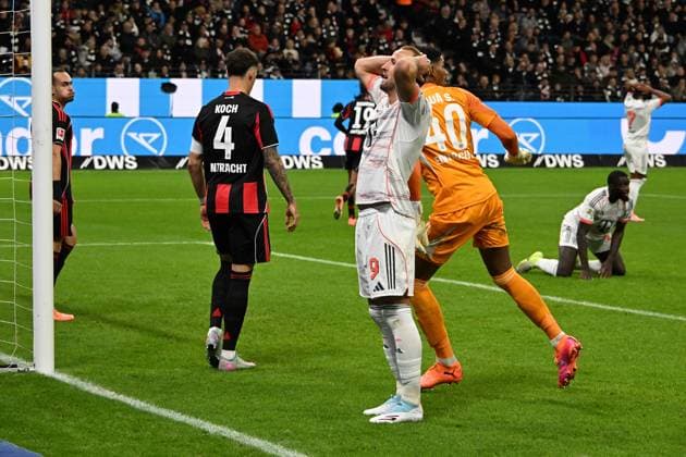 04.10.2025, xsltx, Fussball 1.Bundesliga, Eintracht Frankfurt - FC Bayern München v.l. Robin Koch (Eintracht Frankfurt) Kaua Santos (Eintracht Frankfurt) Harry Kane (FC Bayern Muenchen) Enttäuscht, traurig, frustriert (DFL DFB REGULATIONS PROHIBIT ANY USE OF PHOTOGRAPHS as IMAGE SEQUENCES and or QUASI-VIDEO) Frankfurt am Main