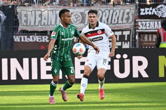 GER, 1. FBL, SV Werder Bremen vs FC St. Pauli 04.10.2025, Weserstadion, Bremen, GER, 1. FBL, SV Werder Bremen vs FC St. Pauli im Bild Felix Agu (Werder Bremen 27); im Zweikampf gegen Arkadiusz Pyrka Arkadiusz Pirka (Pauli 11)